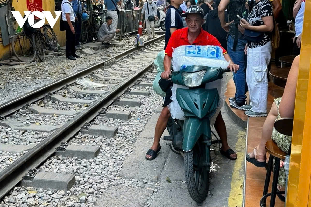 hanoi train street still draws crowds of tourists despite warnings of danger picture 12