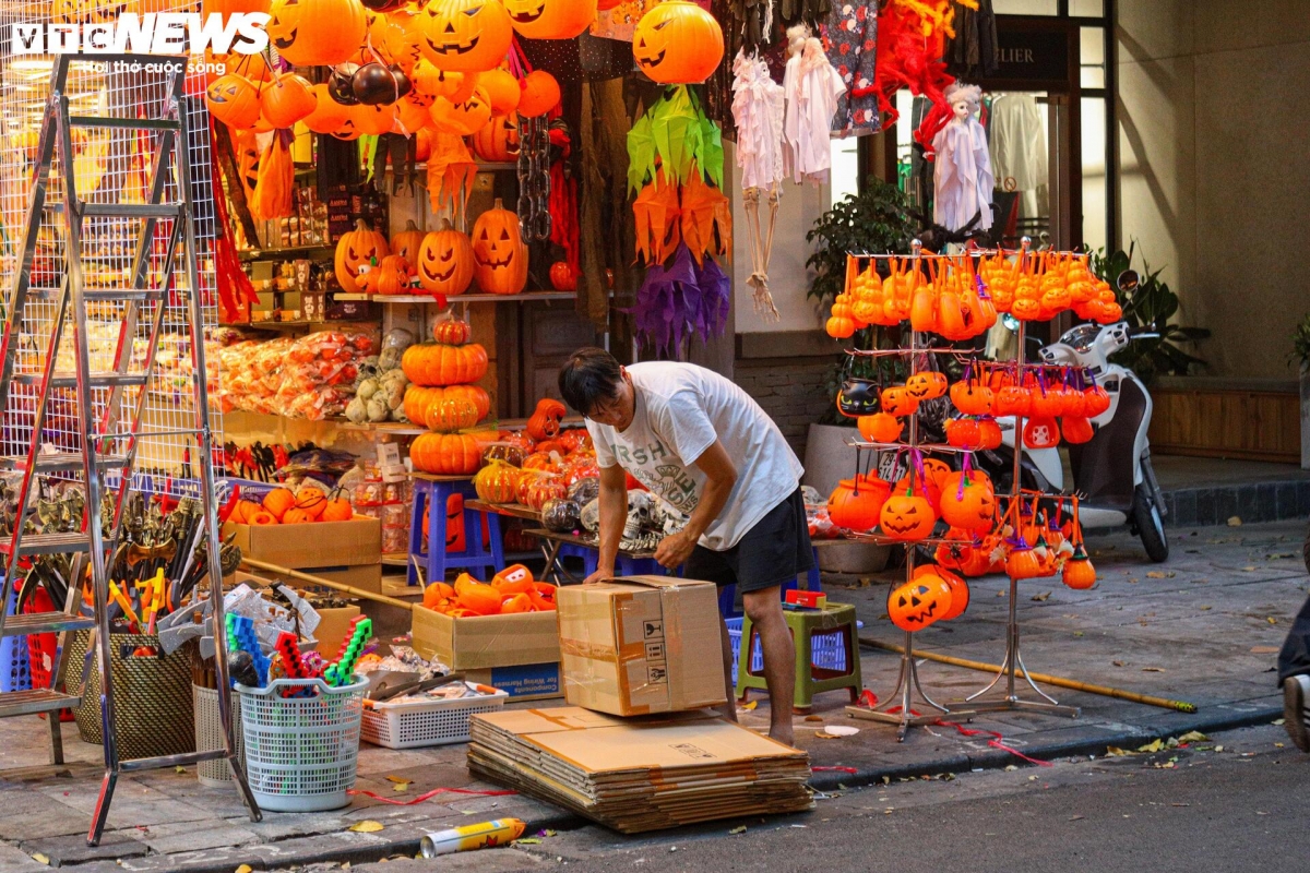 Do choi halloween ngap tran, pho co ha noi tro nen ma mi hinh anh 14