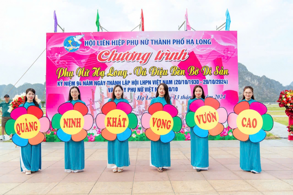 Hàng nghìn phụ nữ hào hứng đồng diễn dân vũ bên bờ di sản vịnh Hạ Long