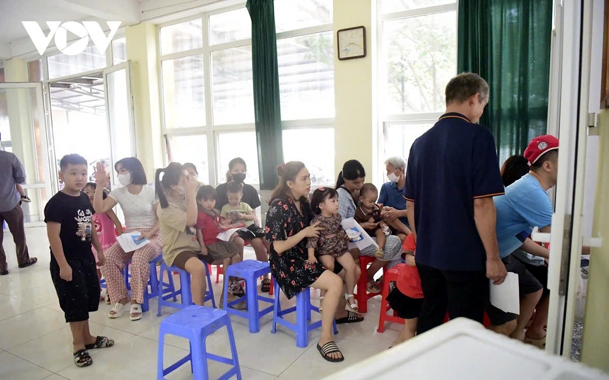 hanoi children get measles vaccine shot picture 2