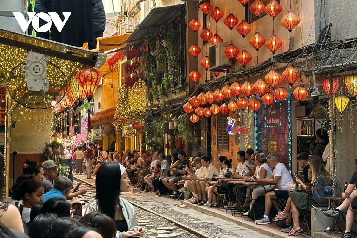 hanoi train street still draws crowds of tourists despite warnings of danger picture 2