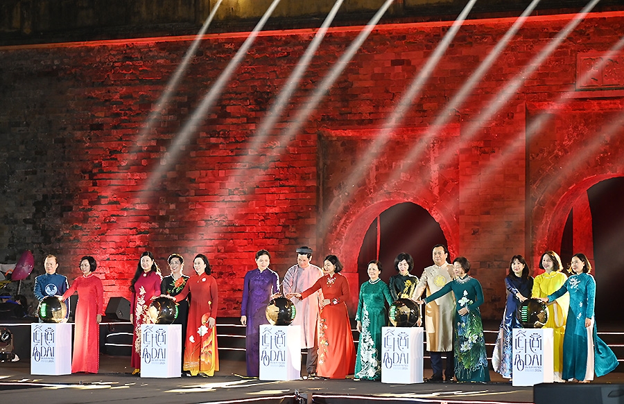 traditional long dress of vietnam promoted in hanoi festival picture 1 traditional long dress of vietnam promoted in hanoi festival picture 1