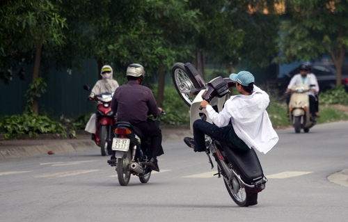 Thanh niên đánh võng luồn lách trên đường và cái kết