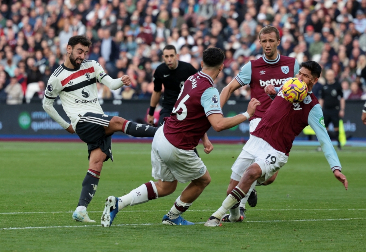 Hai lần xà ngang từ chối bàn thắng, VAR ngoành mặt, MU thua thảm West Ham