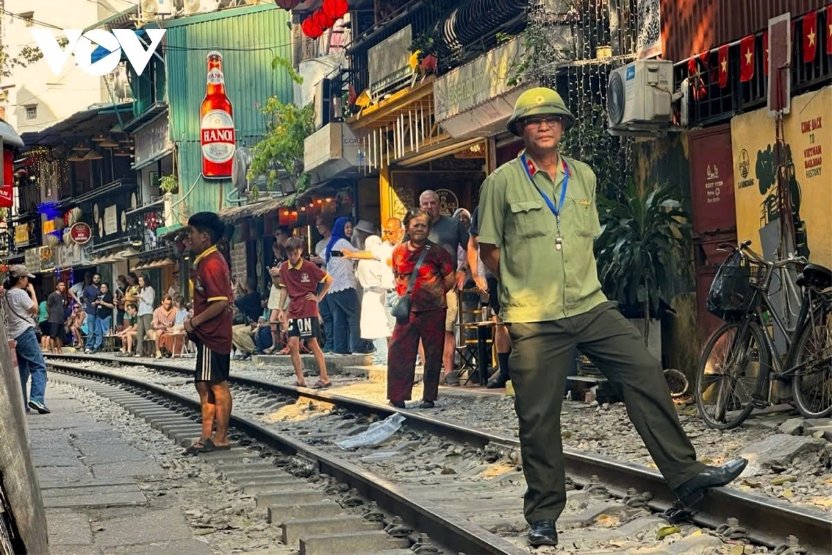 hanoi train street still draws crowds of tourists despite warnings of danger picture 3