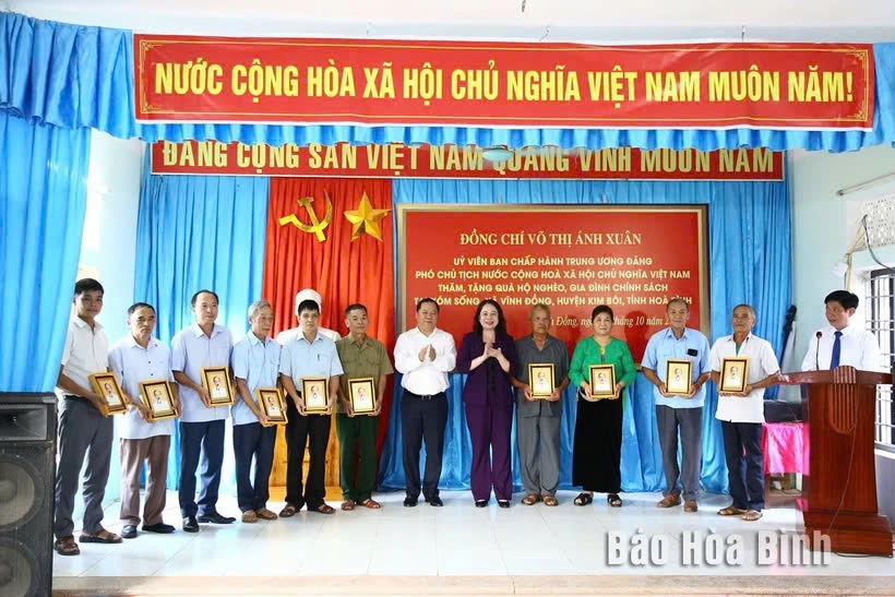 Phó Chủ tịch nước dự Lễ kỷ niệm 60 năm ngày Bác Hồ về thăm huyện Kim Bôi