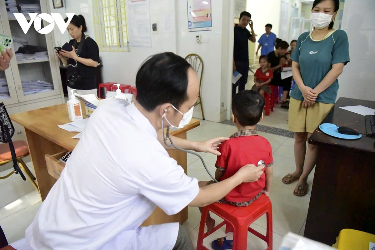 hanoi children get measles vaccine shot picture 5