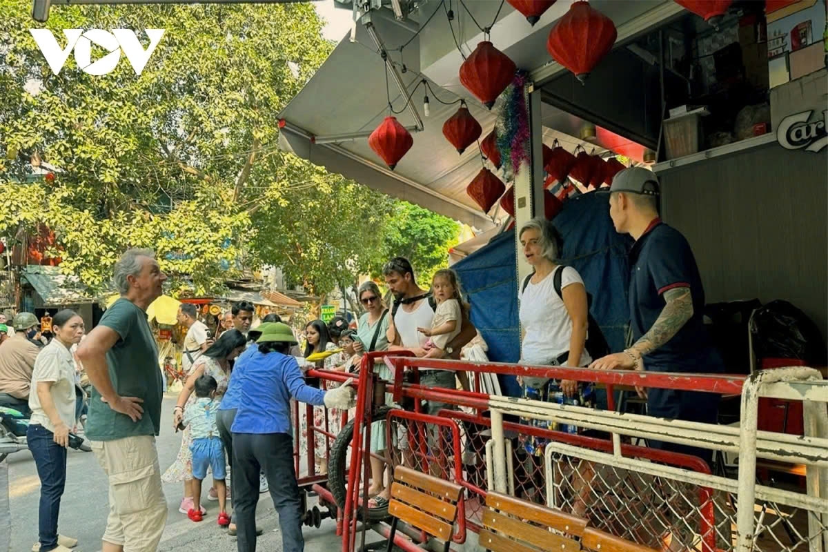 hanoi train street still draws crowds of tourists despite warnings of danger picture 5