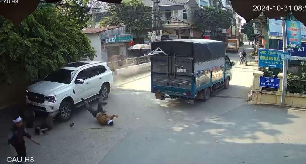 Ô tô bất ngờ đâm vào đoàn đưa tang làm 1 người chết, 3 người bị thương ở Hà Nội