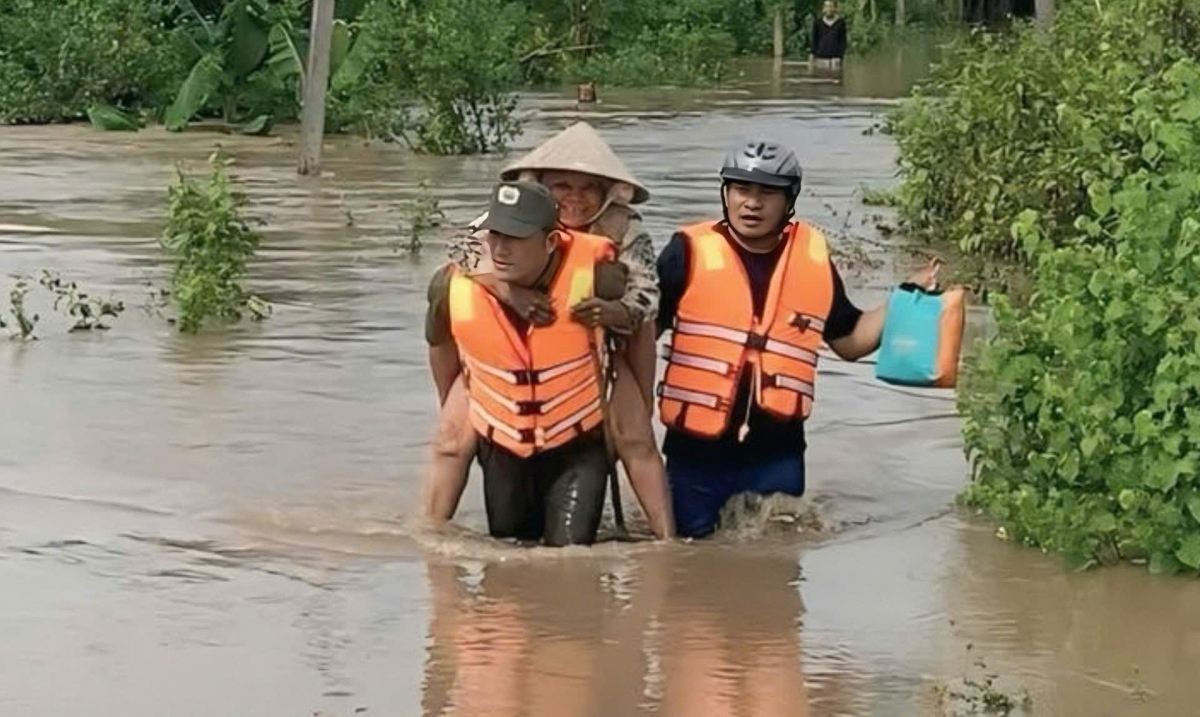 mua lon keo dai, hang tram hecta hoa mau tai binh thuan chim trong bien nuoc hinh anh 6