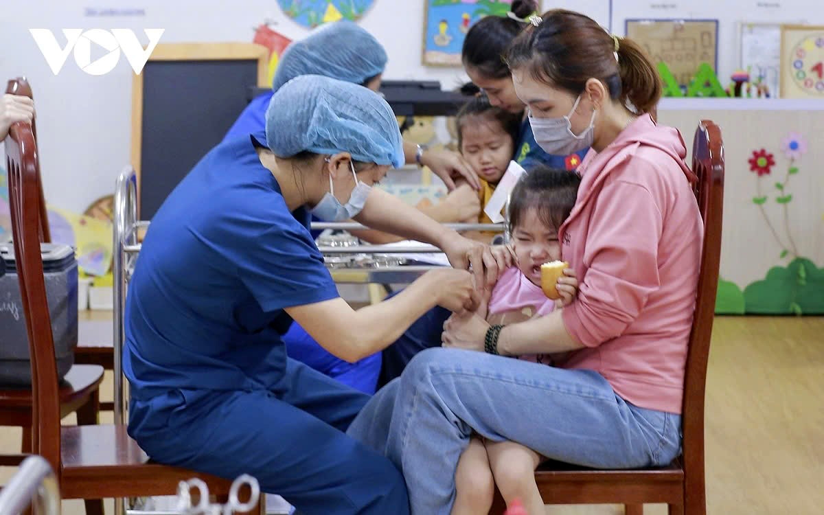 hanoi children get measles vaccine shot picture 6