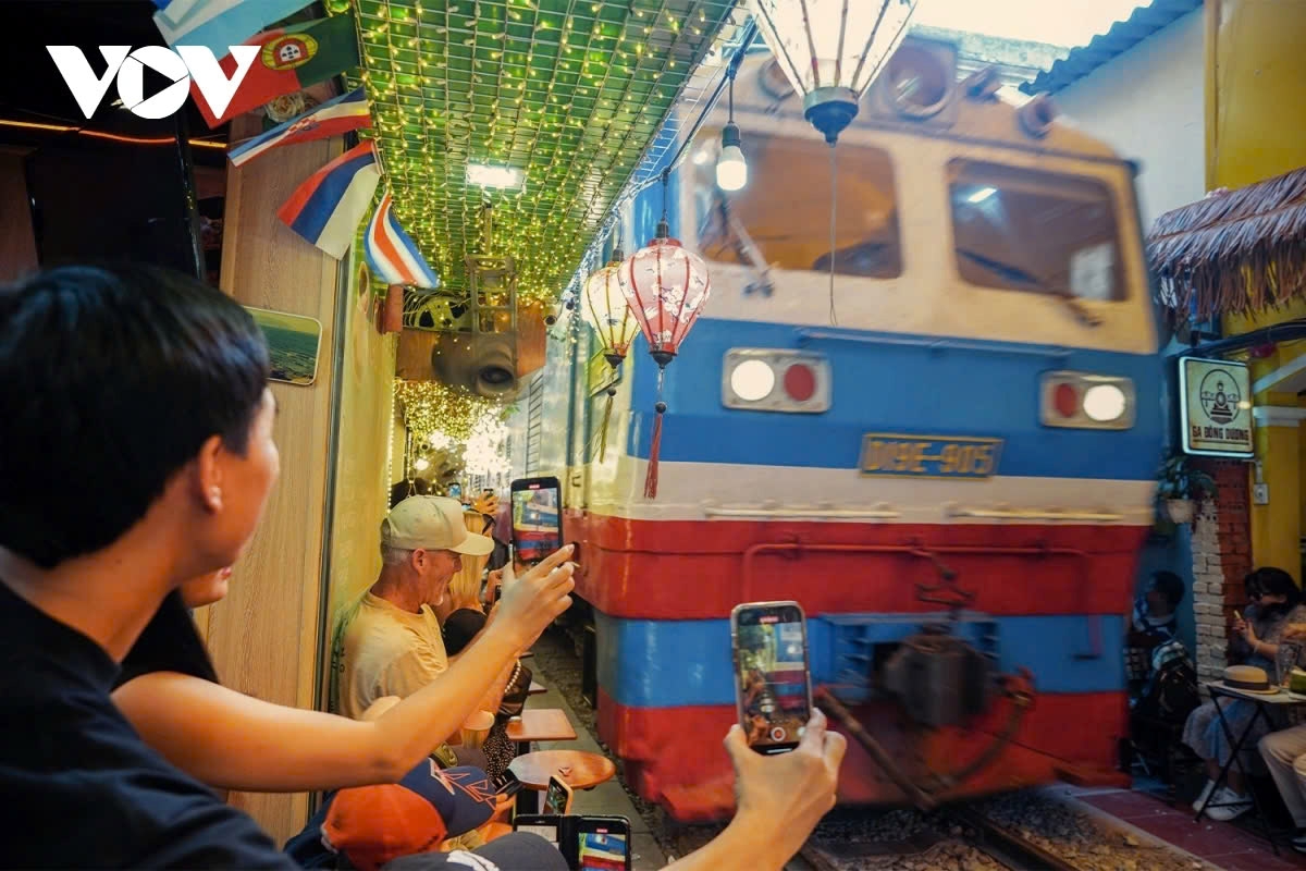 hanoi train street still draws crowds of tourists despite warnings of danger picture 7