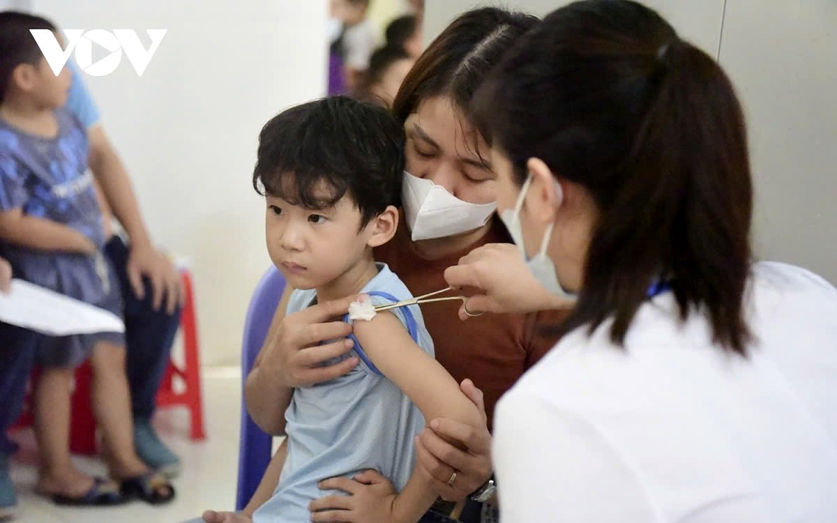 hanoi children get measles vaccine shot picture 8