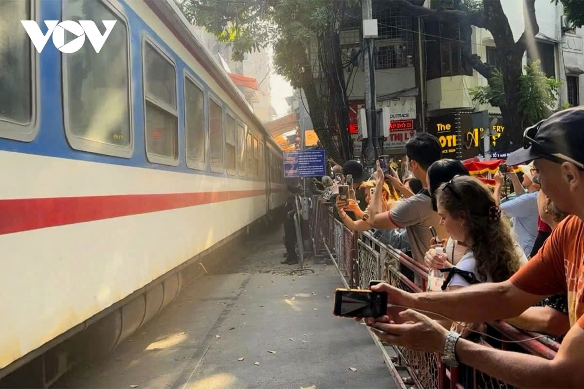 hanoi train street still draws crowds of tourists despite warnings of danger picture 9