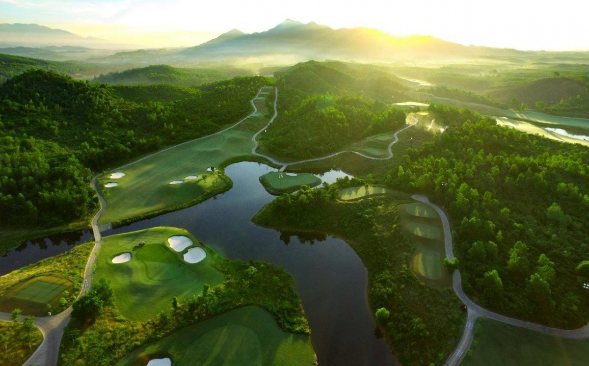 two vietnamese representatives awarded best golf course asia 2024 picture 1