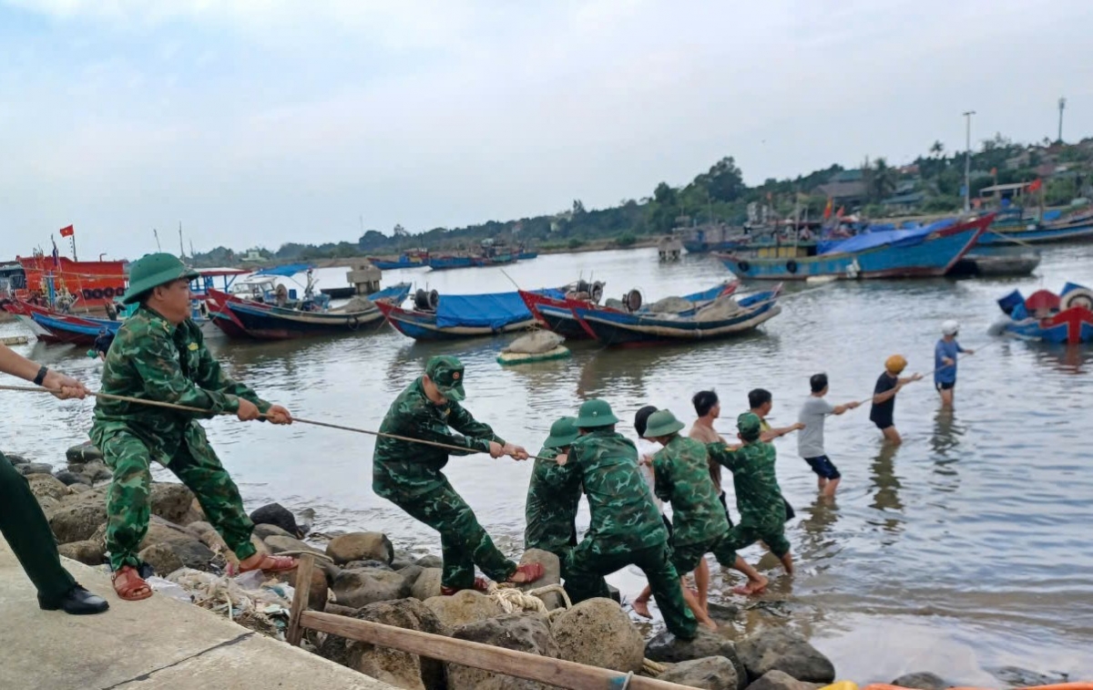 tau ca bi chim khi dang neo dau tai au tau cua tung hinh anh 1