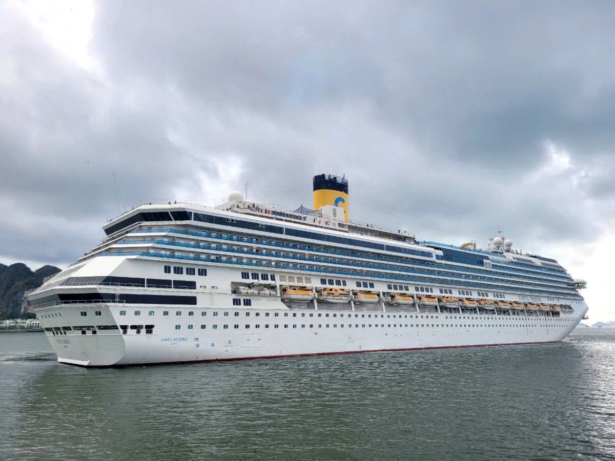 cruise ship costa serena brings 3,000 foreign tourists to ha long bay picture 1