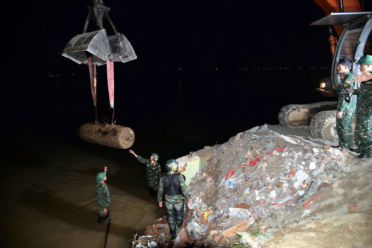 hanoi relocates 1,362kg bomb retrieved from the red river picture 1 hanoi relocates 1,362kg bomb retrieved from the red river picture 1