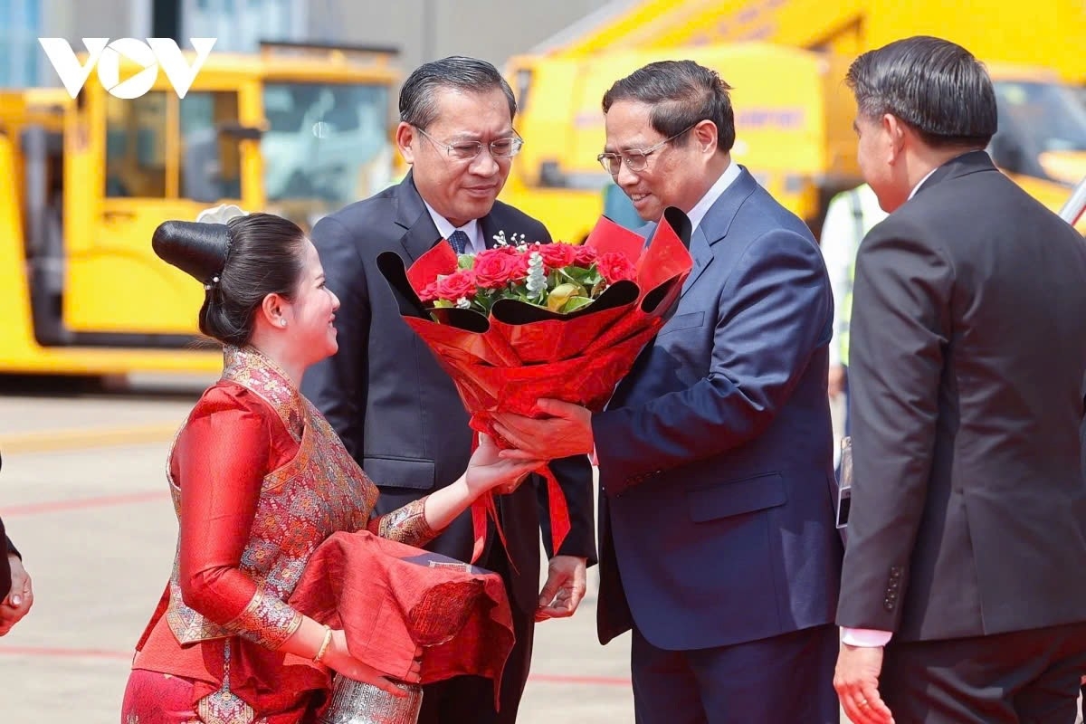 pm pham minh chinh arrives in vientiane for asean summits picture 1