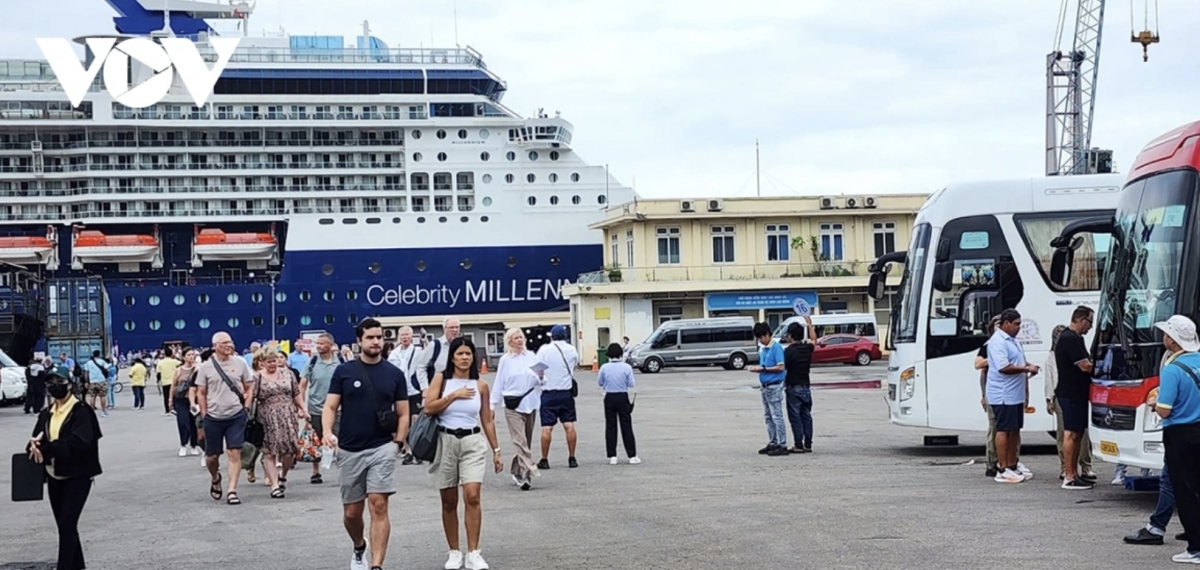 luxury cruise ship brings over 3,000 tourists to thua thien hue picture 1