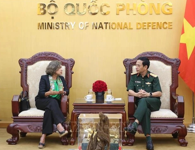 Defence Minister receives Spanish Ambassador