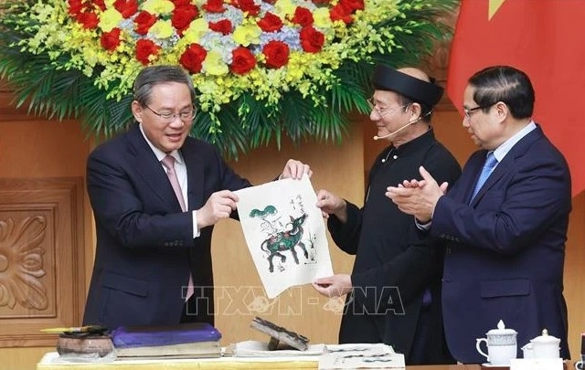 Vietnamese, Chinese government leaders experience making of Dong Ho folk painting