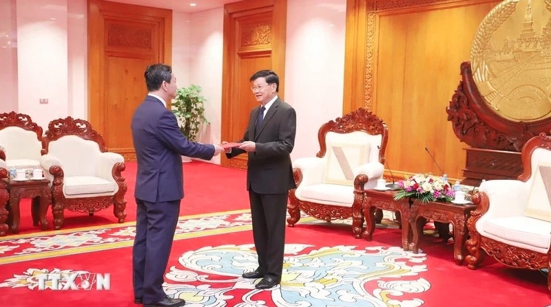 vietnamese ambassador to laos presents credentials picture 1