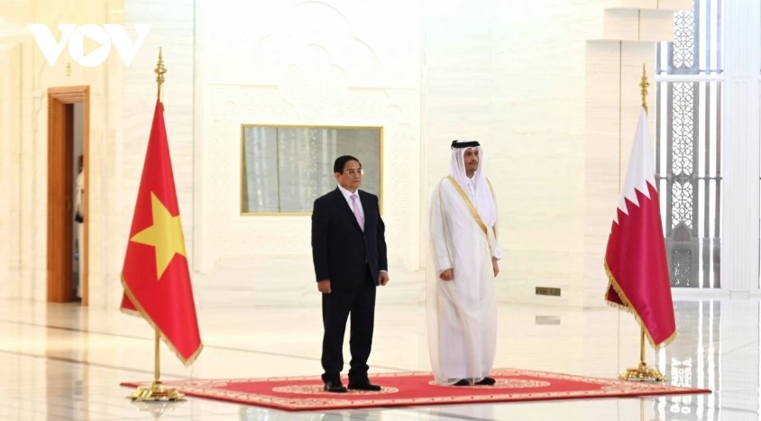 official welcome ceremony held for pm chinh in doha picture 1