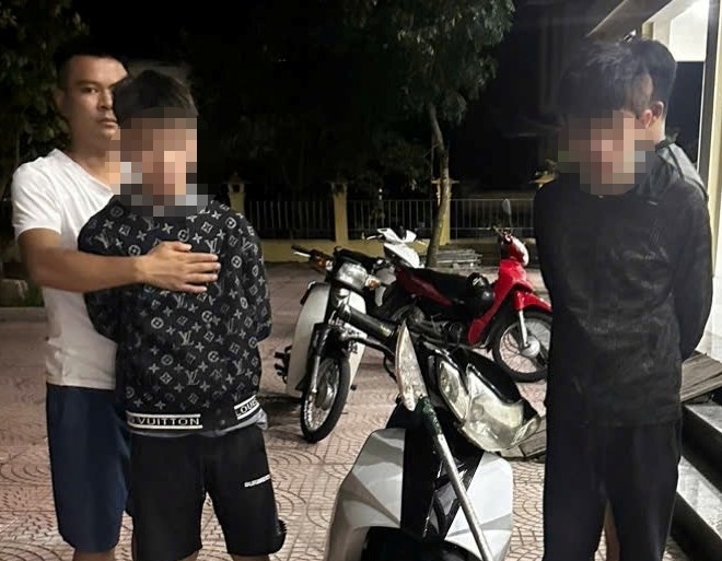 Khởi tố 2 đối tượng mang dao, cướp tài sản trong đêm