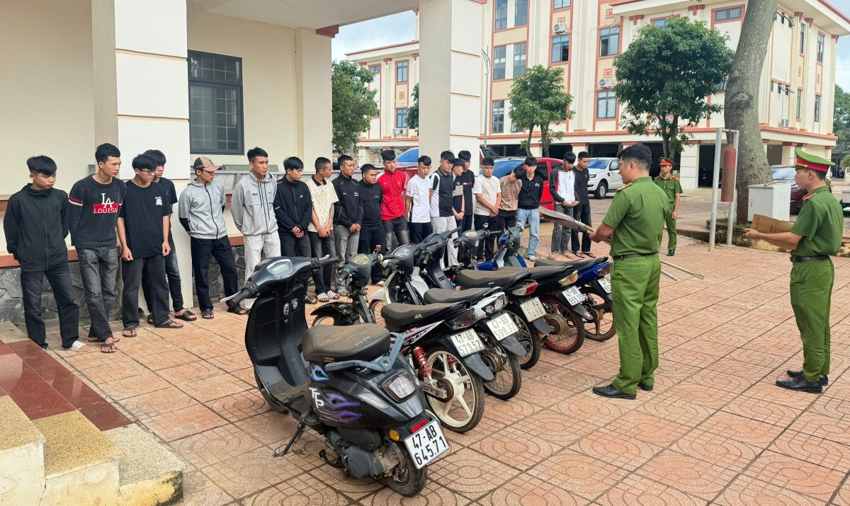 khởi tố hơn 20 đối tượng chạy xe máy cầm hung khí, la hét gây rối trật tự hình ảnh 2 khoi to hon 20 doi tuong chay xe may cam hung khi, la het gay roi trat tu hinh anh 2