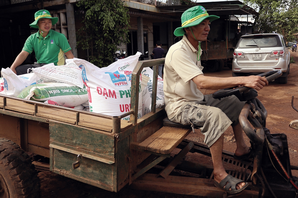 nong dan va ganh nang phan bon hinh anh 1