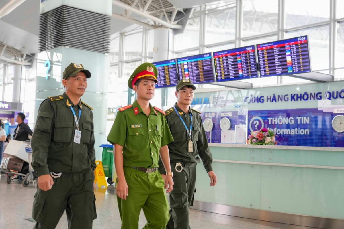 an ninh sân bay nội bài trả lại cho khách chiếc ba lô chứa gần 16.000 usd hình ảnh 3 an ninh san bay noi bai tra lai cho khach chiec ba lo chua gan 16.000 usd hinh anh 3