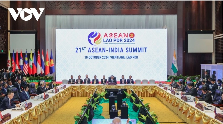 pm chinh attends asean summits with india, canada picture 2