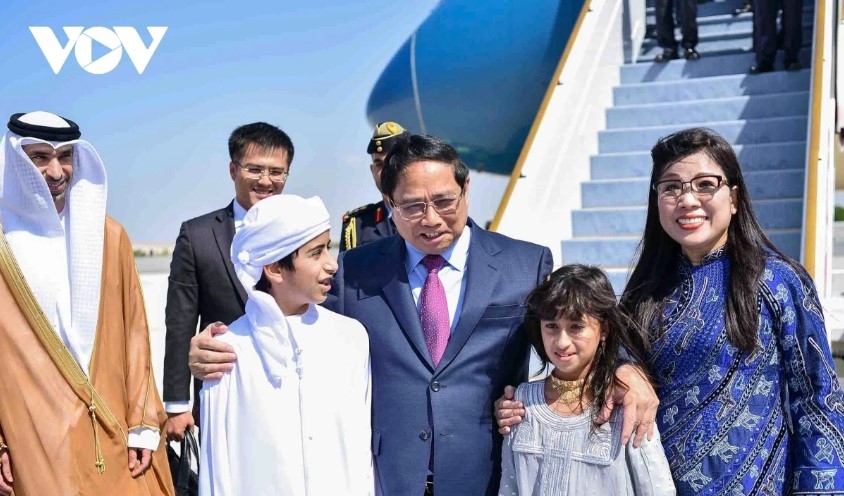 pm chinh arrives in abu dhab for official visit to uae picture 2