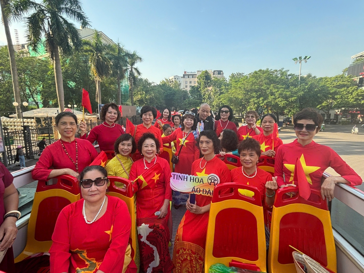 Hành khách mặc áo dài truyền thống trên chuyến City Bus "Tinh hoa áo dài" 2024