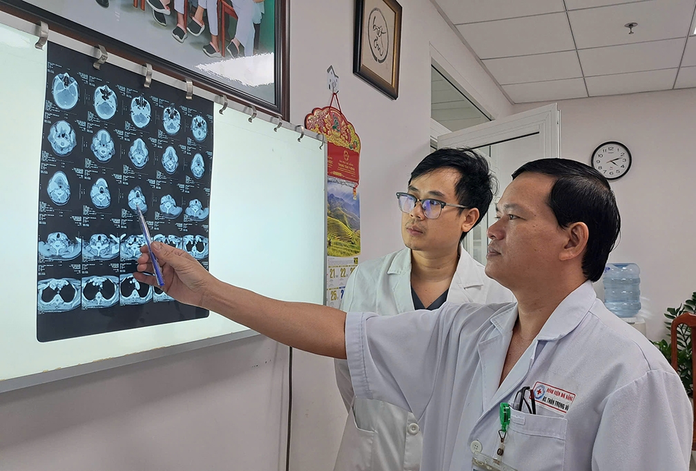 bệnh viện Đà nẵng phẫu thuật thành công khối u thân cảnh hình ảnh 1 benh vien Da nang phau thuat thanh cong khoi u than canh hinh anh 1