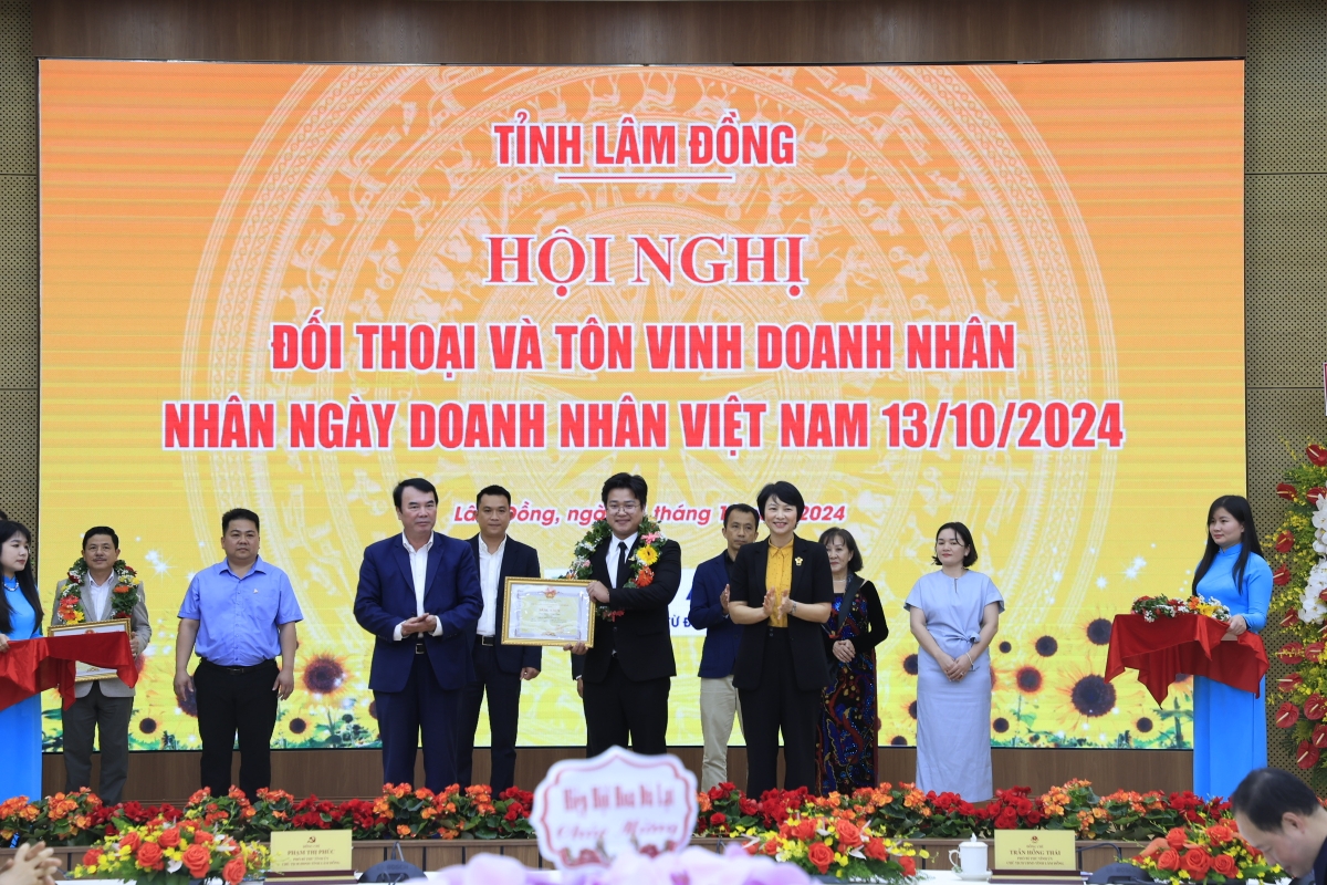 ceo 9x cua happy day travel vinh du duoc tinh lam Dong khen thuong hinh anh 1