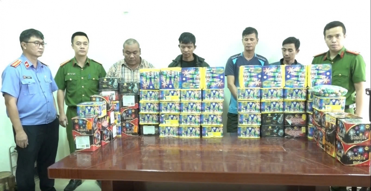 nghệ an triệt xóa đường dây buôn bán gần 2,5 tạ pháo lậu hình ảnh 2 nghe an triet xoa duong day buon ban gan 2,5 ta phao lau hinh anh 2
