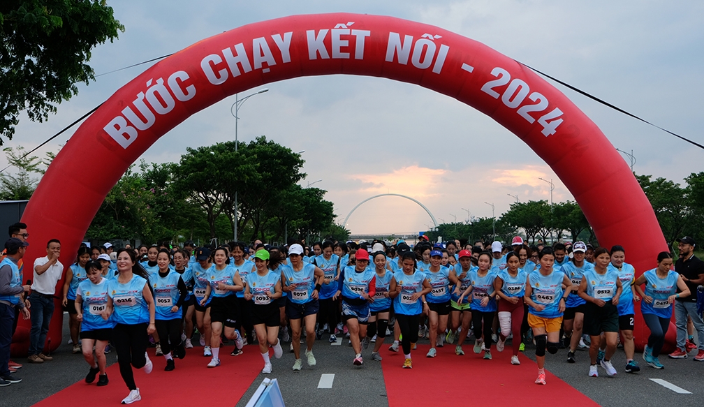 600 van dong vien tham gia giai chay buoc chay ket noi 2024 o Da nang hinh anh 1