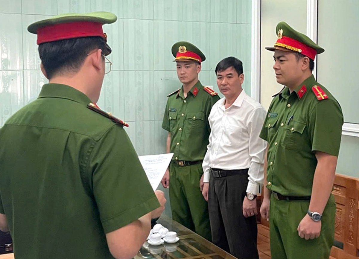 Bắt nguyên Chủ tịch UBND và cán bộ địa chính xã Đức Trạch ở Quảng Bình