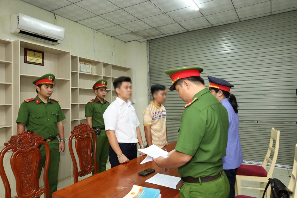 khoi to them mot pho giam doc va nhan vien trung tam dang kiem vi nhan hoi lo hinh anh 1