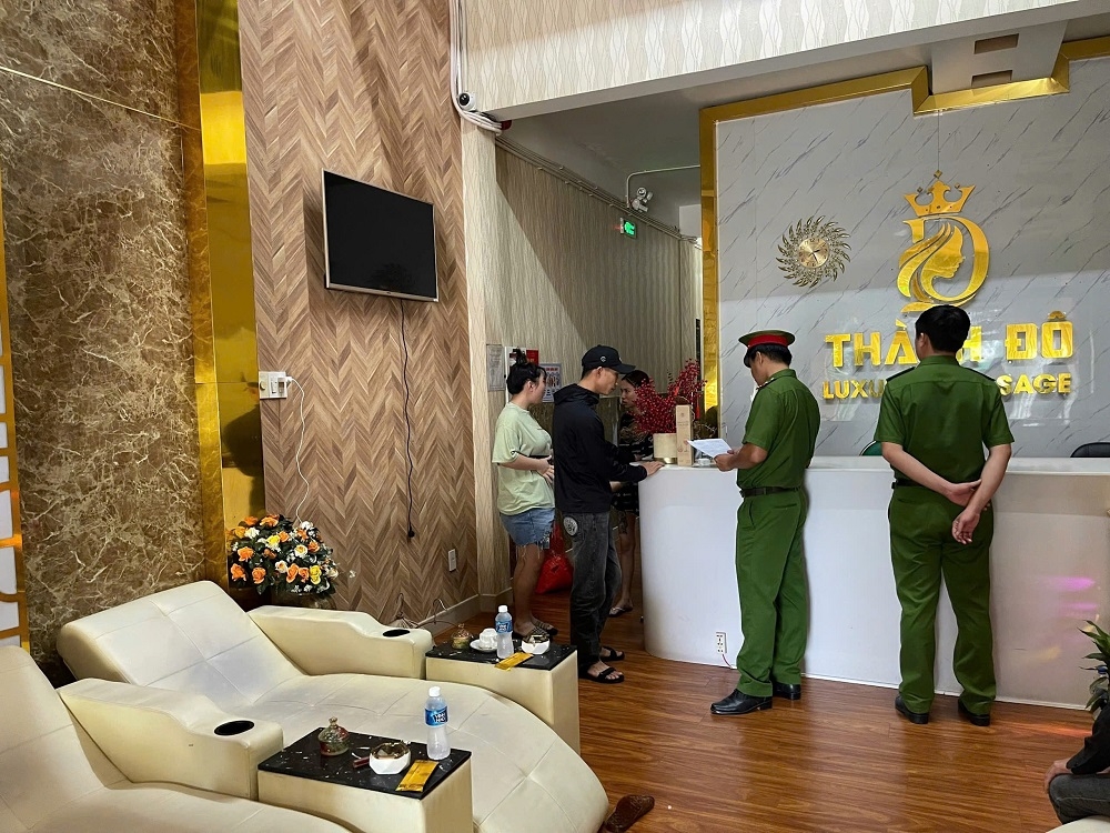 tam giam 5 doi tuong nhot nhieu nu nhan vien massage hinh anh 3