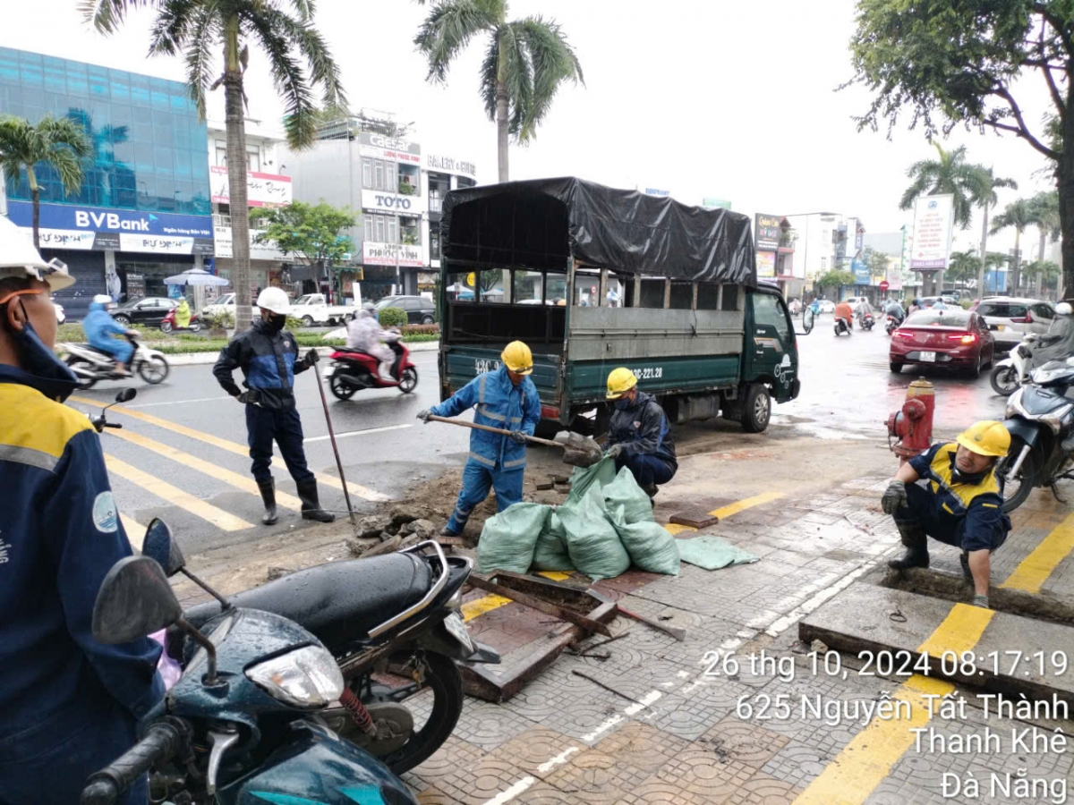 Ứng phó với bão số 6 các tỉnh miền trung tập trung chống ngập, sạt lở hình ảnh 5 Ung pho voi bao so 6 cac tinh mien trung tap trung chong ngap, sat lo hinh anh 5
