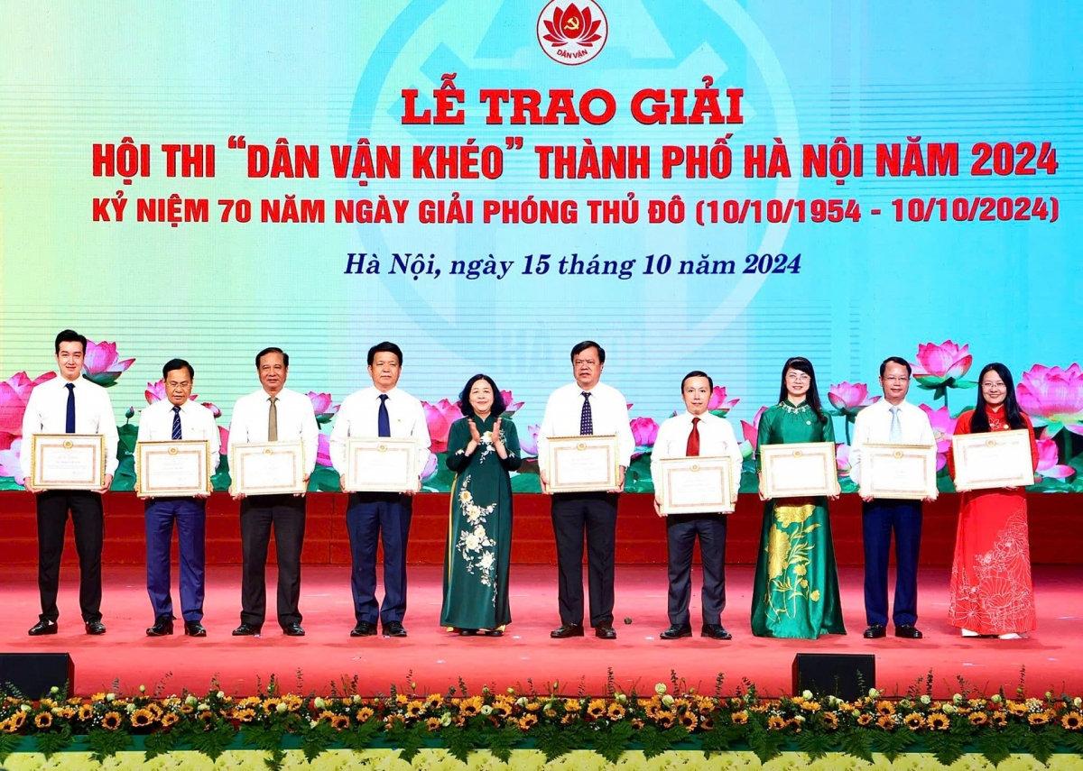 bi thu thanh Uy bui thi minh hoai du hoi thi dan van kheo ha noi nam 2024 hinh anh 1