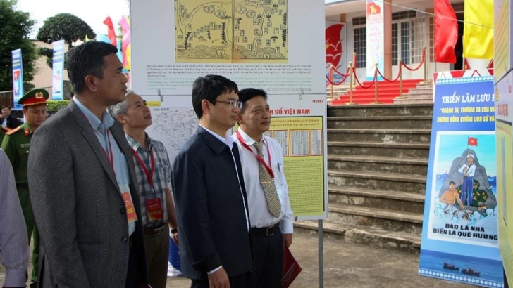 exhibition on hoang sa, truong sa held in dak lak picture 1