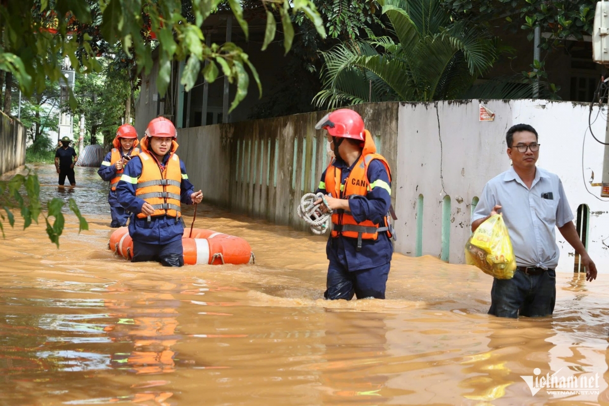 hundreds of households in dong nai flooded with power cut off following storm picture 4