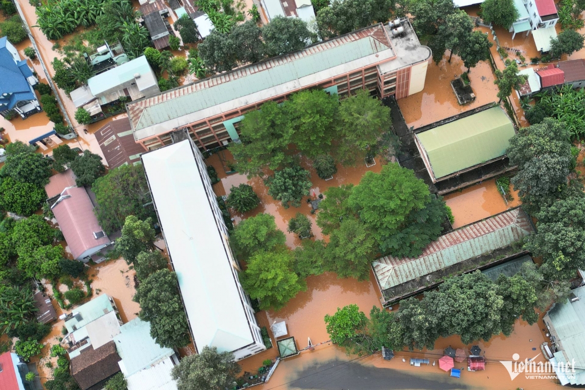 hundreds of households in dong nai flooded with power cut off following storm picture 6