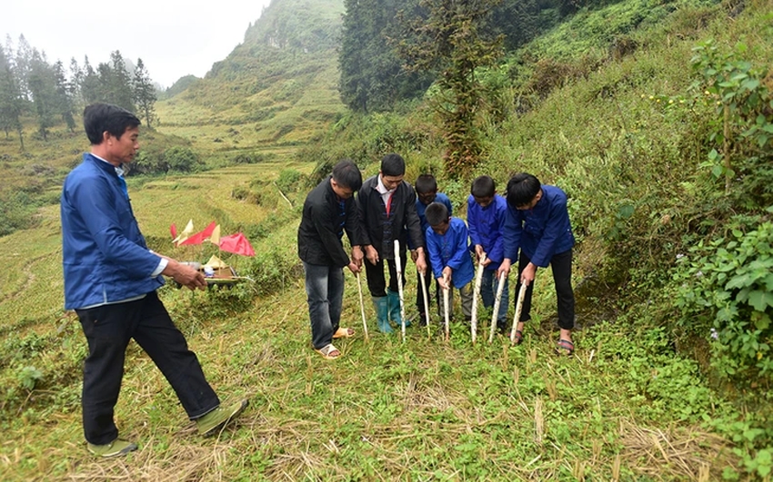 ghost sweeping ritual of phu la ethnic people picture 2 ghost sweeping ritual of phu la ethnic people picture 2