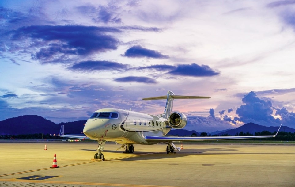 five luxury gulfstream jets touch down at da nang airport picture 1