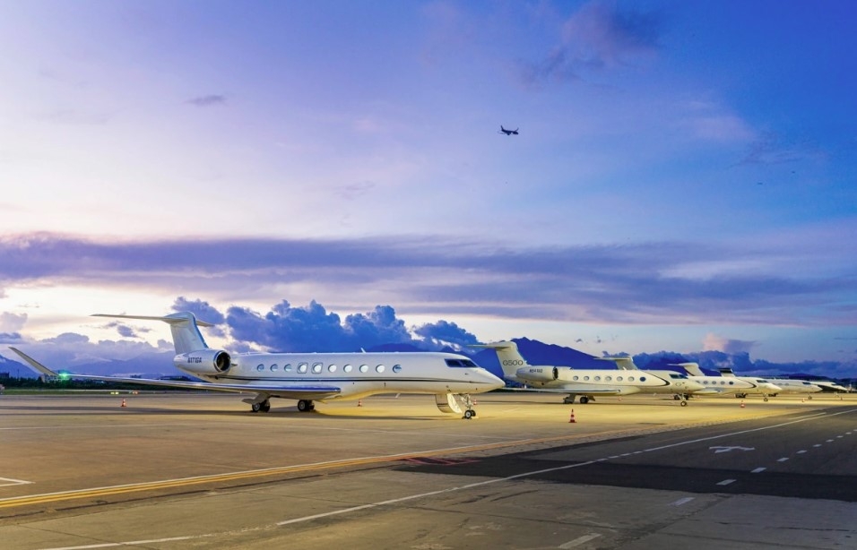 five luxury gulfstream jets touch down at da nang airport picture 3